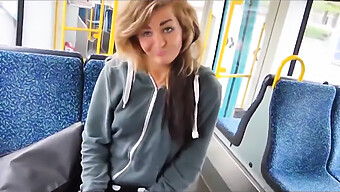 Fille Sensuelle Se Donne Du Plaisir Dans Le Train