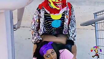 La Aventura Sexual Pública De La Adolescente Ebony Juicy Tee Con Gibby The Clown En Una Carretera