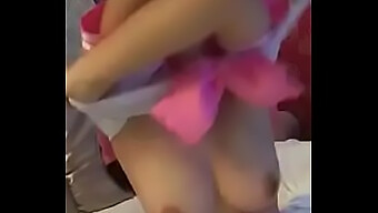 Adolescente Pequeña Muestra Su Apariencia Linda En La Webcam