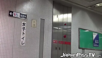 Femmes Japonaises Enregistrées En Train D'Uriner Dans Les Toilettes