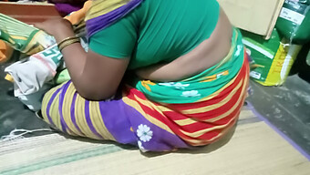 Gros Seins Naturels Et Par Derrière Avec Une Tante De Village Indien