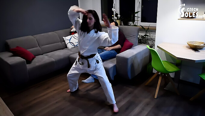 Europejska Femdom Dominuje Nad Karate Foot Play