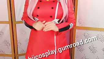 Miláčik Ukazuje Svoje Prirodzené Veľké Prsia V Vianočnom Cosplayi Zerotwo