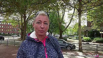 Zrelá Nemecká Milf Mandy Hlboko Prehĺta A Berie Si Veľký Penis Análne Na Ulici