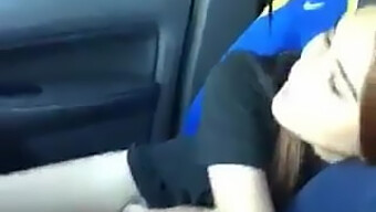 La Chica Filipina Se Pone Traviesa En El Coche