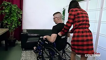 Una Milf Mora Seduce Il Suo Ragazzo Disabile Per Un'Esperienza Di Guida Intensa..