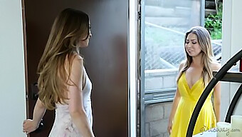 Capri Anderson Și Melissa Moore Într-O Întâlnire Lesbiană Senzuală