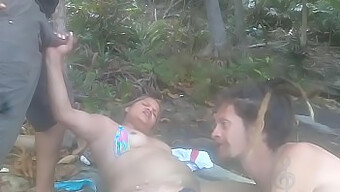 Blonde Milf Und Tätowierter Hengst Toben Draußen Am Nackten Strand