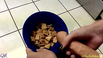 Fetiche De La Adolescente De La Vida Real: Correrse En Cereal Con Un Consolador