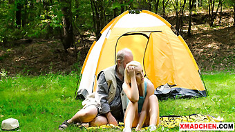 L'Appassionato Picnic Di Lovita Fate Con Un Uomo Più Anziano