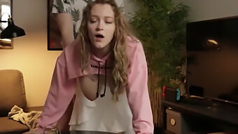 Teen Studentessa Con Grandi Tette Naturali In Un Video Fatto In Casa