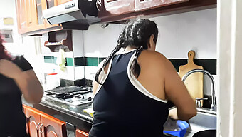 Engañando Con Una Criada Latina Mientras La Madrastra Está Cocinando