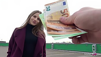 La Joven Turista Stella Cambia De Sexo Por Dinero En La Calle De Alemania