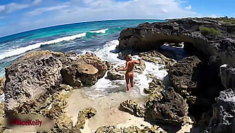 Véritable Vidéo: Une Fille Se Masturbe Au Bord De La Mer