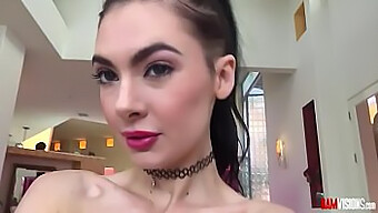 Marley Brinx Si Honí Před Intenzivní Anální Akcí