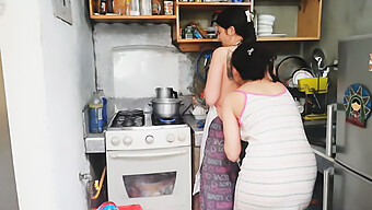 ¡pareja Amateur Explora Su Coño Y Culo Comiéndose En La Cocina! ¡mira Cómo Se Divierten!