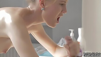 Une Superbe Jeune Femme Fait Une Fellation Et Du Sexe Vaginal Sur Une Table De Massage