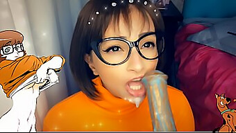 Scooby Doo-Inspirert Latina-Babe Gir En Slurvete Blowjob Til En Stor Monsterkuk