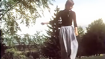 Retro Švedska Klobasa: Klasični Video Z Nemškimi Podnapisi