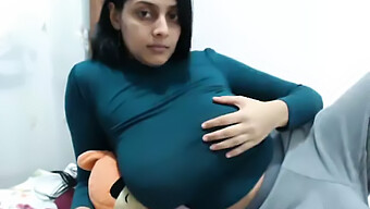 Seorang Gadis India Yang Berpenis Besar Memuaskan Dirinya Sendiri Di Webcam