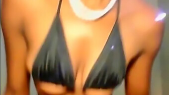 Une Séductrice Ébène Se Laisse Aller Au Plaisir En Webcam