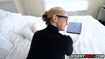 Une Milf Blonde Découvre Que Son Fils Regarde Du Porno Hardcore Avec Elle