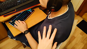 Video Pov Della Gonna Alta Di Una Teenager Mentre Usa Un Gioco Per Computer E Un Dildo