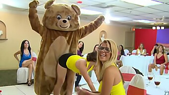 Orgia Selvagem Com Strippers Masculinos E Um Urso Dançante Em Uma Festa De Despedida De Solteira