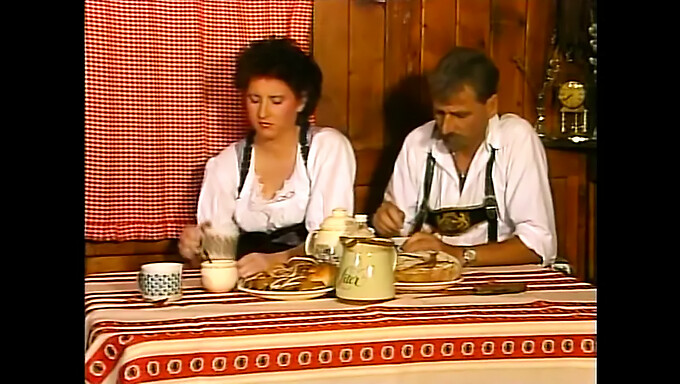 Pizda Păroasă Germană Vintage Ajunge La Orgasm